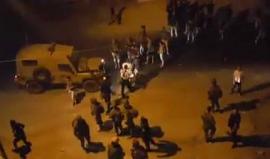 #شاهد مستوطنون يهاجمون منازل المواطنين في حارة جابر قرب المسجد الإبراهيمي في #الخليل 
تصوير عارف جابر