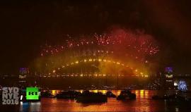 #شاهد | عروض مذهلة للألعاب النارية قبل قليل مع بدء الاحتقال الرسمي في مدينة سيدني الاسترالية بالعام الميلادي الجديد 2017 .