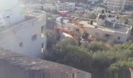 شاهد جرافات الاحتلال تهدم منزل المواطن ثلجي عبد العزيز سليمان في بلدة بيت حنينا شمال القدس المحتلة صباح اليوم