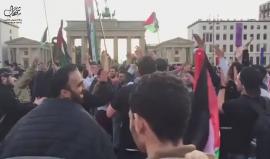#شاهد | مظاهرة اليوم وسط العاصمة الألمانية برلين تضامنا مع الاسرى المضربين وتأكيدا على التمسك بحق العودة في الذكرى الـ 69 للنكبة .
#راجعين