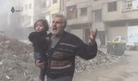 حالة هلع تصيب رجل يحمل طفلته لحظة الغارات الجوية على عربين بريف دمشق