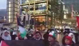 #شاهد مظاهرة جديدة في العاصمة الألمانية برلين نصرة للقدس ورفضا لقرار ترامب إعلانها عاصمة للكيان الإسرائيلي. 
#القدس_عاصمة_فلسطين
