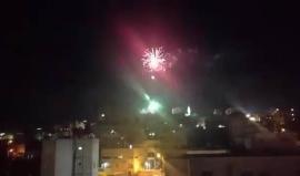 #شاهد | إطلاق الألعاب النارية من قلعة الظاهر عمر المنارة في شفاعمرو المحتلة، ابتهاجا بعيد الأضحى المبارك