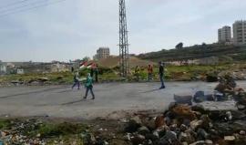 من مواجهات مستمرة مع قوات الاحتلال على المدخل الشمالي لمدينة البيرة