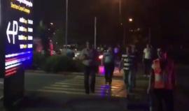 مصادر تركية تتحدث عن انتحاريين فجرا نفسيهما خارج المبنى الرئيسي لمطار #اسطنبول ووقوع عشرات الجرحى