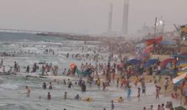 #شاهد .. من شاطئ بحر شمال قطاع غزة مع ارتفاع درجات الحرارة و استمرار انقطاع التيار الكهربائي . 

تصوير أحمد كمال