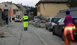 مصرع 6 أشخاص على الأقل ووجود مفقودين تحت الأنقاض جراء زلزال بلغت قوته 6.2 درجات، ضرب وسط شبه الجزيرة الايطالية، صباح اليوم