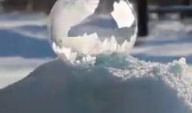 #شاهد ما يحدث لفقاعة هوائية عندما تتعرض لدرجة حرارة تحت الصفر