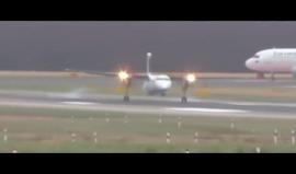 شاهد ماذا فعلت الرياح العاصفة في هذه الطائرة.. وكيف تغلب عليها قائد الطائرة  

(مدرج مطار شيفول أمستردام بهولندا)