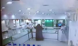 #شاهد: امرأة مسلحة تسطو على محل ذهب بالسعودية
(نشطاء)