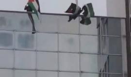 #شاهد شابين يرفعون الأعلام الفلسطينية والسورية أعلى القنصلية الأمريكية في مدينة دوسلدورف الالمانية خلال مظاهرة نصرة للقدس. 
#القدس_عاصمة_فلسطين