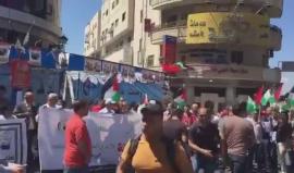 #شاهد .. تظاهرة في رام الله اليوم وصولاً لخيمة التضامن مع الأسرى بميدان الشهيد ياسر عرفات وسط المدينة.

تصوير | شذى حماد