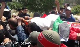 "يا رفيق ارتاح ارتاح واحنا نواصل الكفاح".. جانب من جنازة الشهيد أحمد عمر عرفة ارتقى برصاص الاحتلال شرق البريج.
تصوير: حازم مزيد