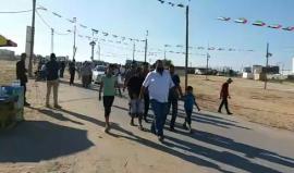 توافد المواطنين للمشاركة في جمعة الحرية والحياة ضمن مسيرة العودة الكبرى وكسر الحصار شرق غزة