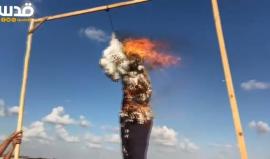 شبّان يحرقون مجسماً يحمل صورة الرئيس الأميركي خلال فعاليات جمعة "عائدون رغم أنفك يا ترامب" شرق خانيونس جنوب قطاع غزّة