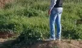 لحظة إصابة شاب برصاص قناص صهيوني خلال المواجهات على السياج الفاصل أمام موقع " ناحل عوز" شرق مدينة غزة قبل قليل .