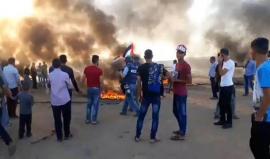 #شاهد شبان يشعلون الإطارات شرق خانيونس جنوب قطاع غزة قرب السياج الفاصل بعد أدائهم صلاة عيد الفطر .