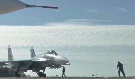 #شاهد لحظة انزلاق طائرة "سو-33" من الحاملة كوزنيتسوف بالقرب من سوريا بسبب انقطاع حبل الكبح