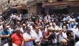 #شاهد | إقامة صلاة الجمعة في الشوارع المحيطة بالأقصى المبارك الذي اغلقته قوات الاحتلال ومنعت الاقتراب منه وإقامة الصلوات فيه حتى إشعار آخر، لاول مرة منذ العام 1969 .