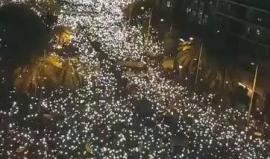 أكثر من 300 ألف كاتالوني يتظاهرون في برشلونة للمطالبة بالإفراج عن قادتهم المحتجزين بسبب تأييدهم الانفصال عن إسبانيا
