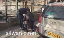 قوات الاحتلال تعتقل شبان فلسطينيين عقب الاعتداء عليهم بالضرب في حي سلوان بالقدس المحتلة