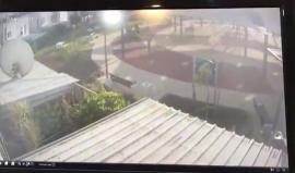 #فيديو يرصد لحظة سقوط صاروخ في "مستوطنة سديروت" اليوم