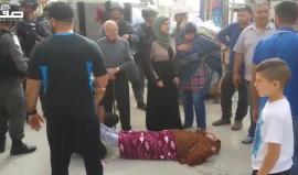 صاحبة المنزل أغمى عليها.. #شاهد قوات الاحتلال تُحاصر بناية من 3 طوابق تمهيداً لهدمها