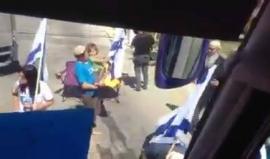 #فيديو مستوطنون على رأسهم عائلة الجندي آرون شاؤول يعترضون حافلات تقل أهالي أسرى قطاع غزة قرب سجن نفحة "الإسرائيلي" اليوم