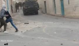 #شاهد لحظة هروب قوات الاحتلال من أمام الشبان خلال المواجهات التي اندلعت في بلدة تقوع في بيت لحم.

#القدس_عاصمة_فلسطين 
#انتفاضة_القدس