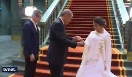 أردوغان يكرم عروسين كانا يحتفلان بزفافهما بساحة الاعتصام ضد الانقلاب أمام المجمع الرئاسي