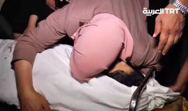 بالزغاريد والدموع والتكبير...والدة الشاب الشهيد مصعب أبو الليل من #غزة تودع ابنها الذي ارتقى شهيدا في مليونية العودة شرق قطاع غزة