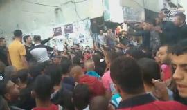 مظـاهرات إحتجاجية وهتافـات غاضبة ضد أمن السلطة في مخيم بلاطة بنابلس في أعقاب اشتباكـات ليلة عنيفة