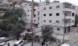 جرافات الاحتلال تهدم بناية سكنية في بلدة العيساوية شمال القدس المحتلة