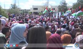 طلبة جامعة بيرزيت ينظمون وقفة احتجاجية ضد اعتقال المستعربين لرئيس مجل الطلبة من داخل حرم الجامعة.