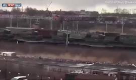 روسيا تحشد "قوات" قرب حدود كوريا الشمالية

أظهرت مقاطع فيديو نشرت، الخميس، 3 قطارات تحمل معدات عسكرية روسية متجهة إلى الحدود مع كوريا الشمالية، التي توترت علاقتها مع واشنطن في الأسابيع الأخيرة.