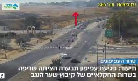 لحظة سقوط طائرة ورقية حارقة على جانب أحد الشوارع في "النقب الغربي"، و اندلاع حريق استمر لساعتين