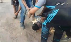 #شاهد لحظة إصابة شاب بغاز أطلقه الاحتلال قرب السياج الفاصل شرق البريج وسط قطاع غزة