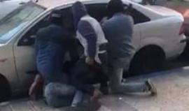#شاهد مستعربون صهاينة يعتقلون شاب فلسطيني خلال مواجهات في شارع صلاح الدين بالقدس المحتلة قبل قليل