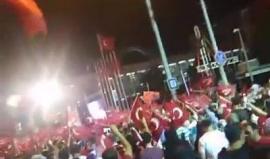 #بث_مباشر: الأتراك يواصلون التظاهر  بمنطقة الفاتح في #اسطنبول احتفالا بإفشال الانقلاب