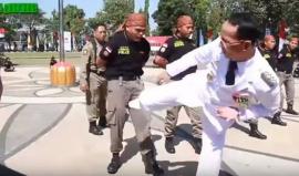 #فيديو عمدة مدينة إندونيسية يختبر قوة تحمل رجال الشرطة