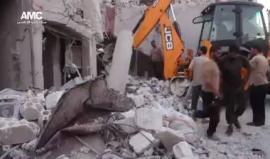 #شاهد
مركز #حلب الإعلامي: ارتفاع حصيلة الغارتين الجويتين على بلدة ابيّن في ريف حلب الغربي إلى عشرة شهداء وإصابة 13 آخرين معظمهم من الأطفال.
تصوير عبد الله ملحم