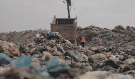 #شاهد .. �أرقام وتفاصيل عن واقع التعامل مع النفايات في مدينة �#�غزة�.
- رحلة النفايات من المنزل إلى المكب.
- كيف يتم العمل في مكب النفايات الرئيس؟