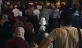 #شاهد 
لحظة مهاجمة قوات الاحتلال للمصلين لحظة انتهاء الصلاة قرب باب الأسباط في #القدس المحتلة