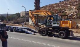 #شاهد قوات الاحتلال تصادر معدات زراعية في بلدة سنجل بمدينة رام الله