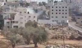 قوات الاحتلال تطلق عشرات القنابل من الغاز المسيل للدموع صوب بيوت المواطنين بمنطقة جبل جوهر قضاء الخليل.