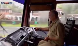 في الهند.. المهنة هي مساعد ماسحة الحافلة !