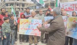 مئات المدنيين يتظاهرون في مدينة معرة النعمان بريف إدلب الجنوبي، رفضاً لهدنة (الفوعة – الزبداني) التي تم الاتفاق عليها بين جيش الفتح ووفد إيراني، بوساطة قطرية في الآونة الأخيرة.