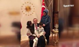 #شاهد أردوغان يستقبل الطفلة بانا العابد "أيقونة حلب" وعائلتها في مجمع الرئاسة بالعاصمة #أنقرة بعد خروجهم من المدينة المحاصرة