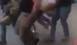 #شاهد ..  نقل أحد مصابي أفراد أجهزة السلطة الأمنية اثر اشتباكات مع مسلحين وسط مدينة نابلس , أدت إلى وفاة ضابط شرطة وإصابة 3 آخرين .