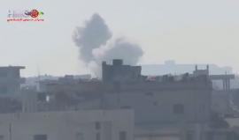 #سوريا  | الطيران الحربي يشن عدة غارات جوية على ريف حمص الشمالي مستهدفاً المنازل السكنية في قرية تير معلة بالريف الحمصي، وقوات الأسد وميليشياته تجدد قصفها لمنازل المدنيين داخل حي الوعر المحاصر بحمص بقذائف الهاون والمدفعية الثقيلة.